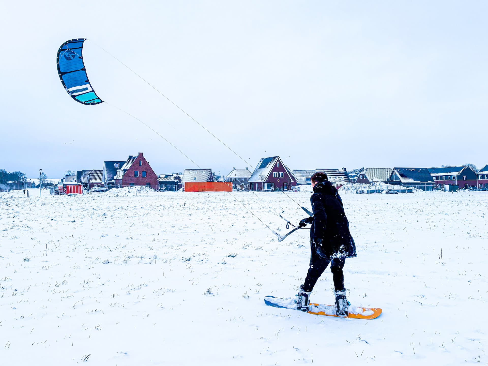 Snowkiten in Zevenhuizen tijdens storm Goretti: “Zo vaak kan dit niet in Nederland, dit is vrij unie