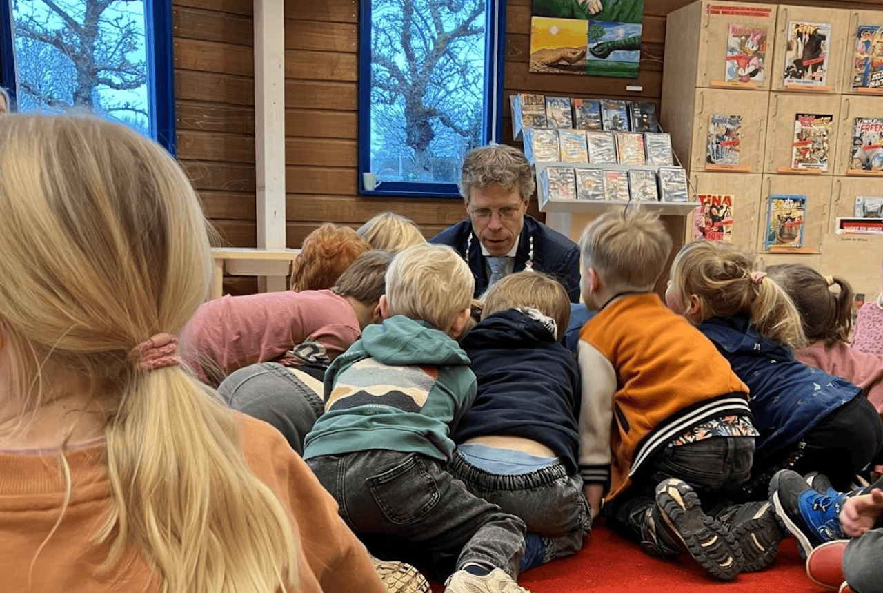 Kinderen genieten van voorleesmoment met burgemeester in Leek