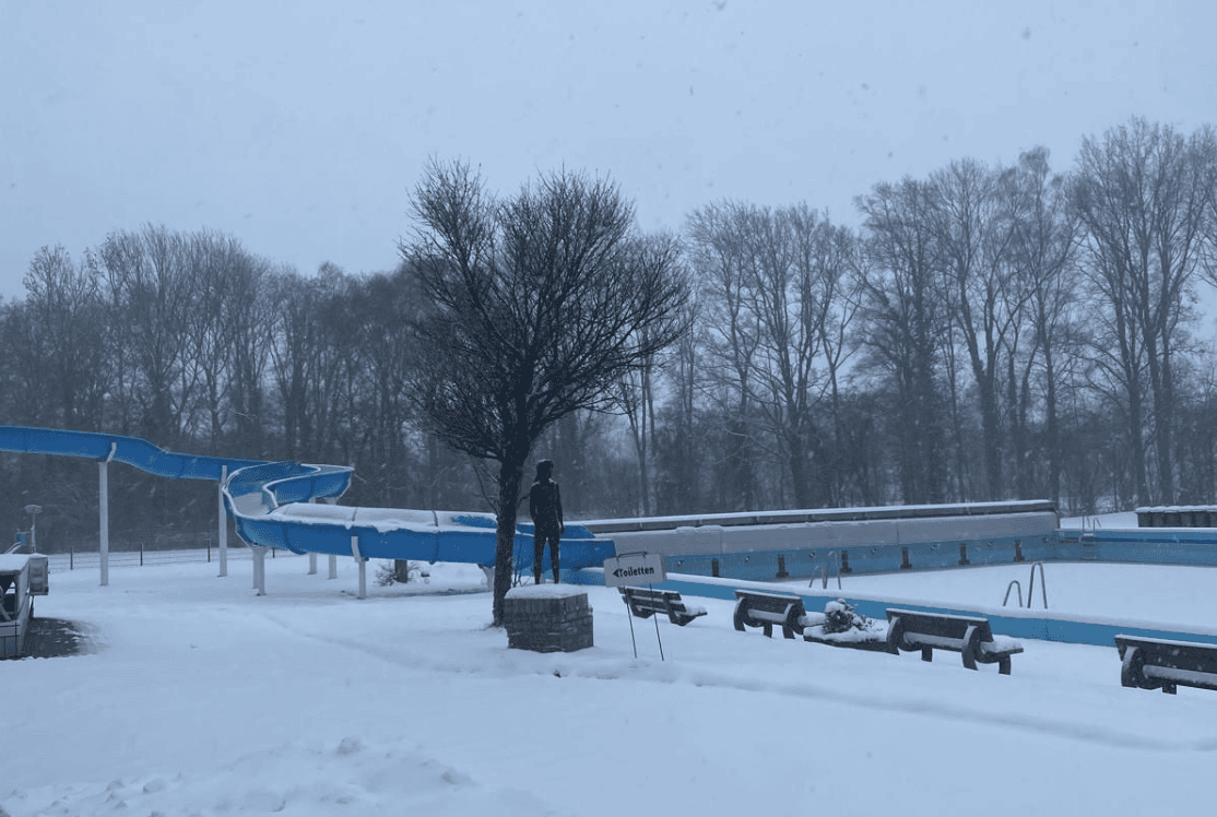 Zwemkasteel Nienoord ook dit weekend gesloten vanwege sneeuw- en ijsvorming op dak