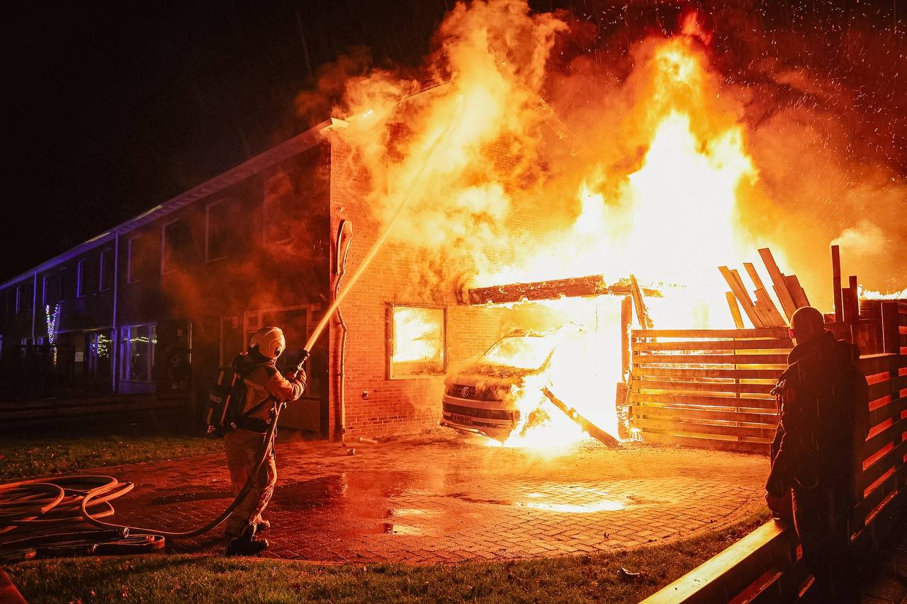 Brand onder carport veroorzaakt grote schade aan woning in Roden