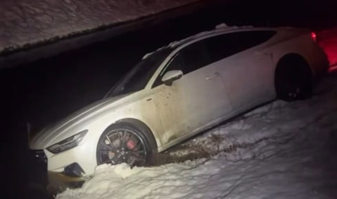 Automobilist belandt door gladheid in sloot op N372 bij Nietap