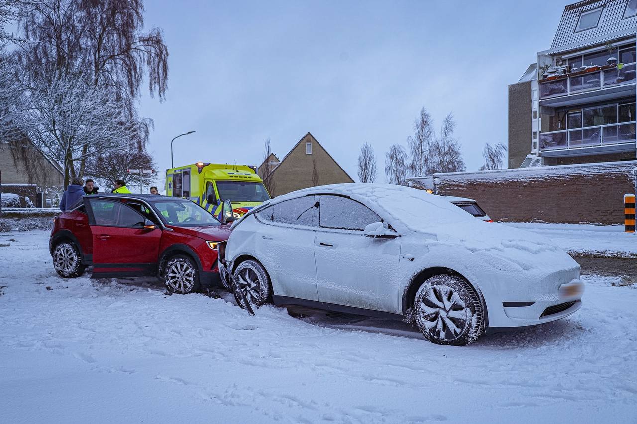 Drie voertuigen betrokken bij ongeval op De Schans in Leek