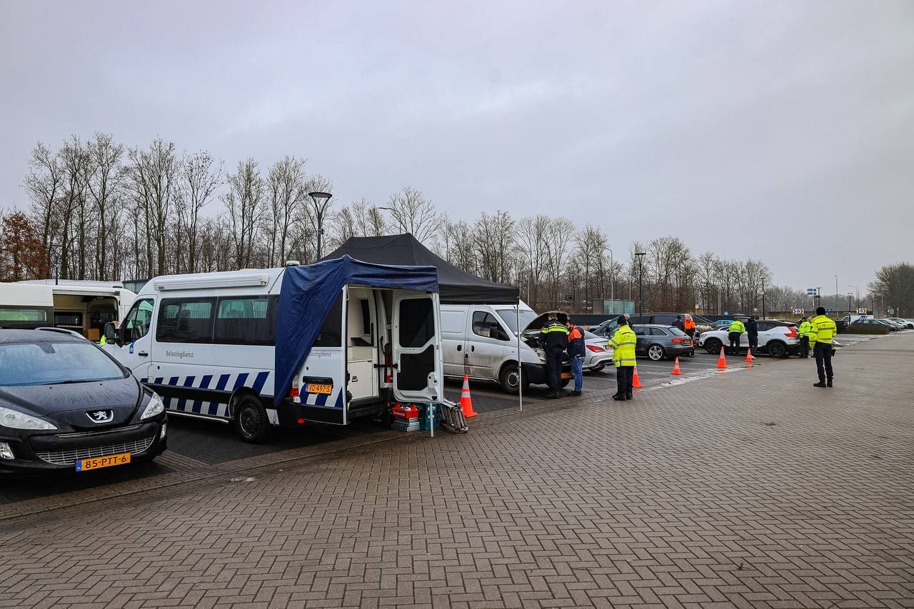 Resultaten verkeerscontrole A7 Leek: 11 voertuigen in beslag genomen, Belastingdienst int €115.538, 