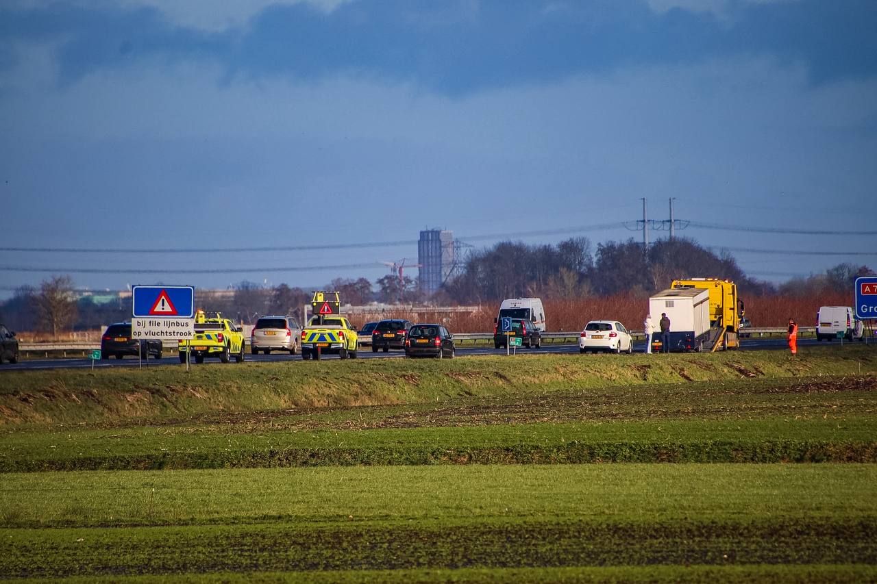 Wiel schiet los van aanhanger op A7: meerdere auto’s raken beschadigd
