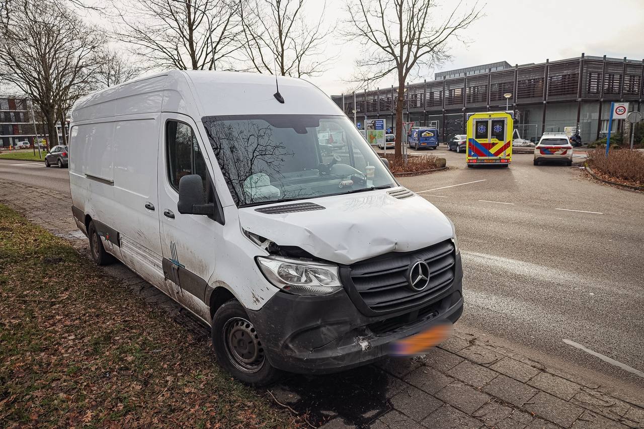 Twee gewonden bij kop-staartbotsing op Toberterstraat (N372) in Leek