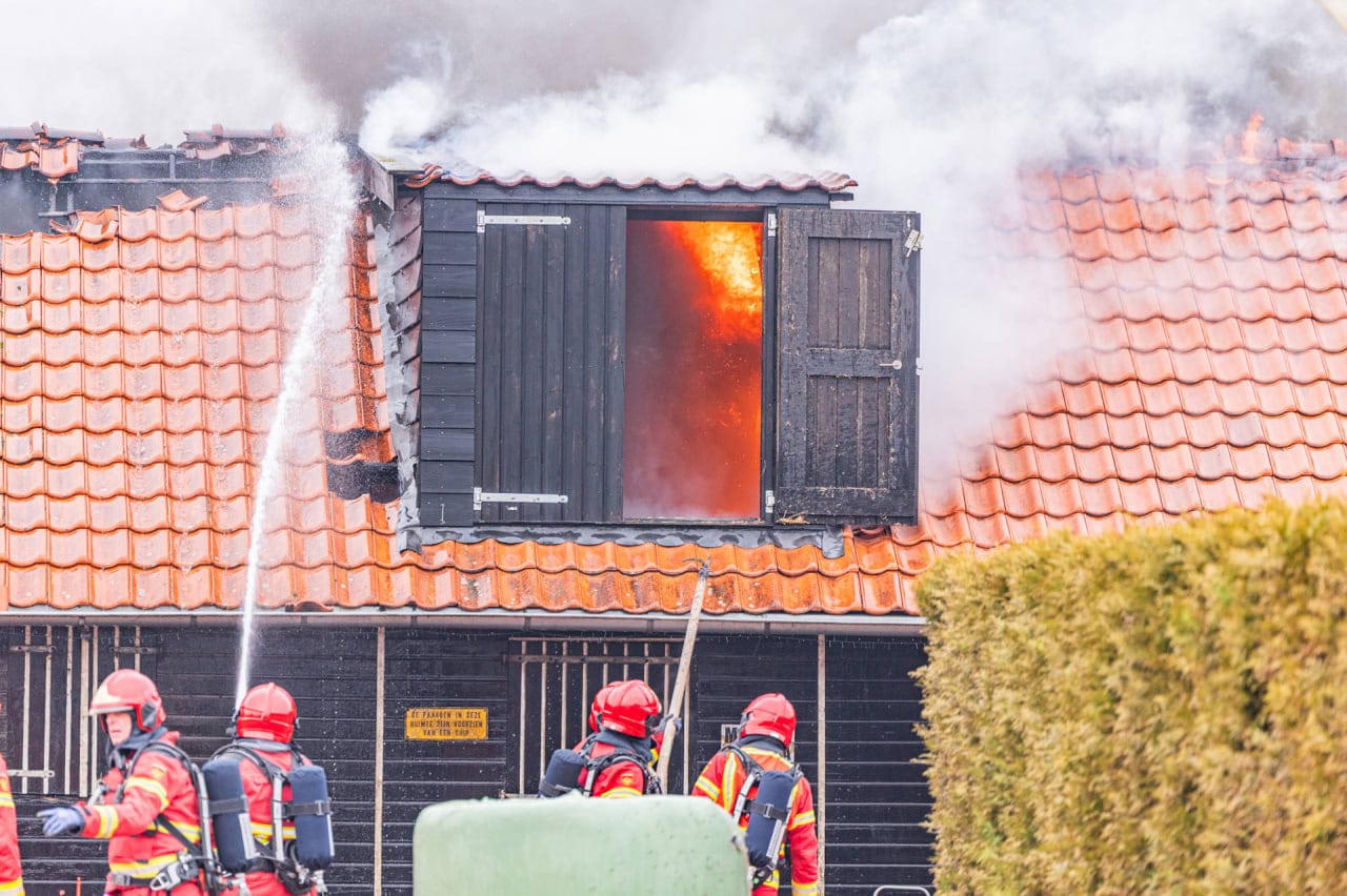 Paarden gered bij uitslaande schuurbrand in Grijpskerk
