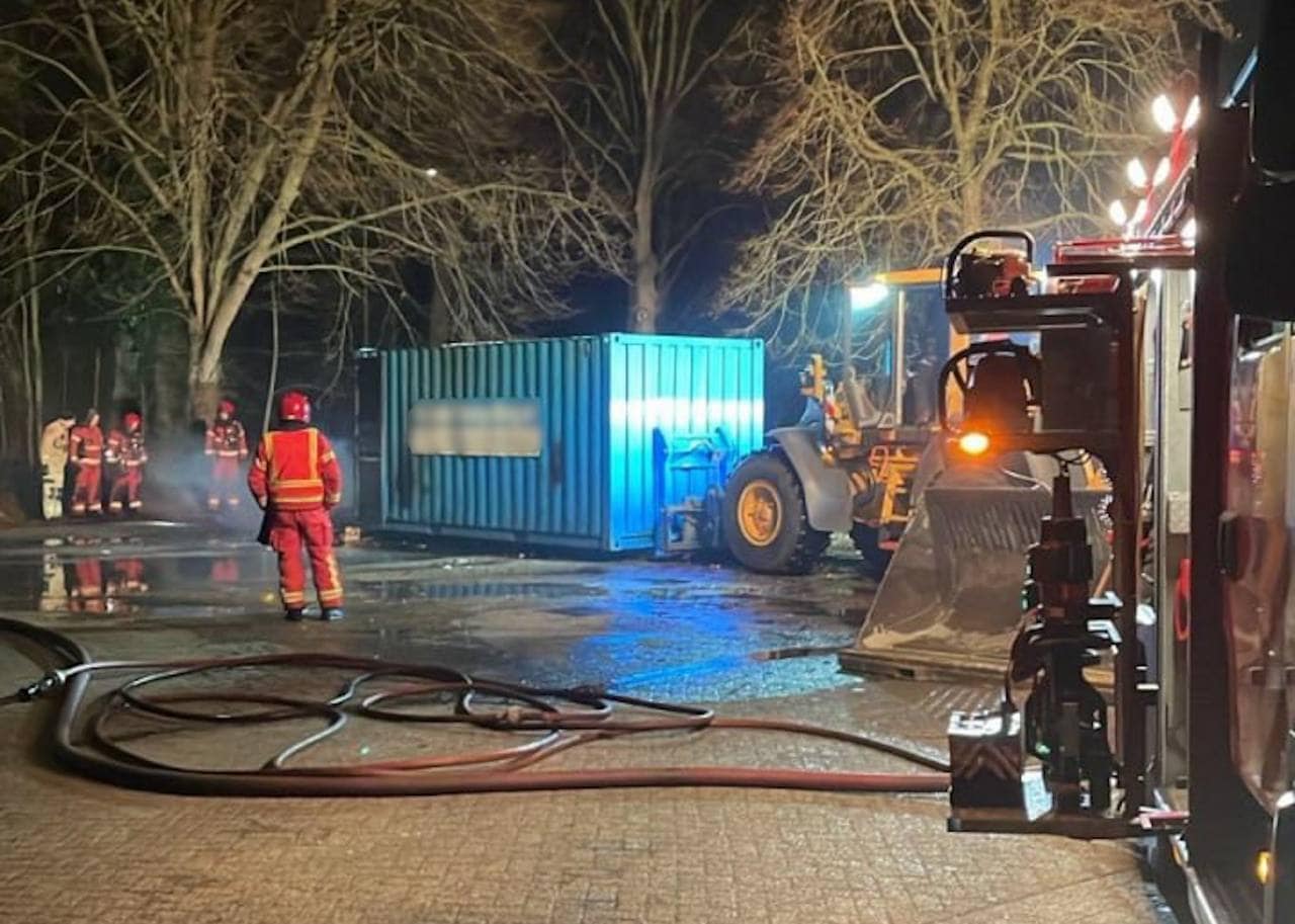 Waterkanon ingezet bij containerbrand aan Oudestreek in Zevenhuizen