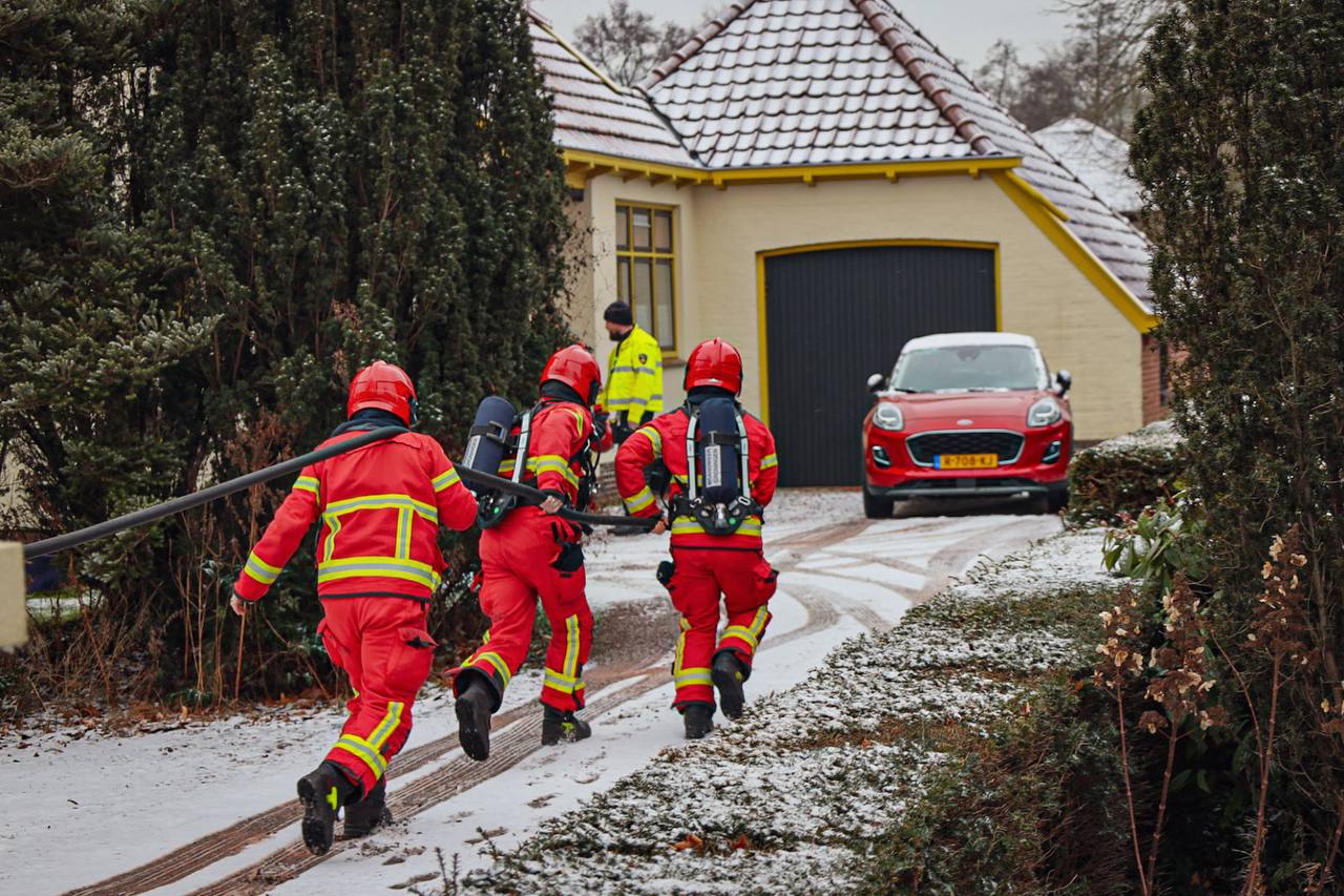 Brand in kelder aan Hoofdstraat in Tolbert; bewoner met rookinhalatie naar ziekenhuis