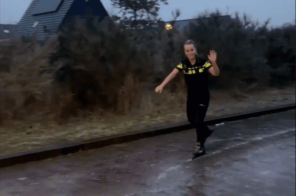 Friese agente op schaatsen door de straten van Leek: 