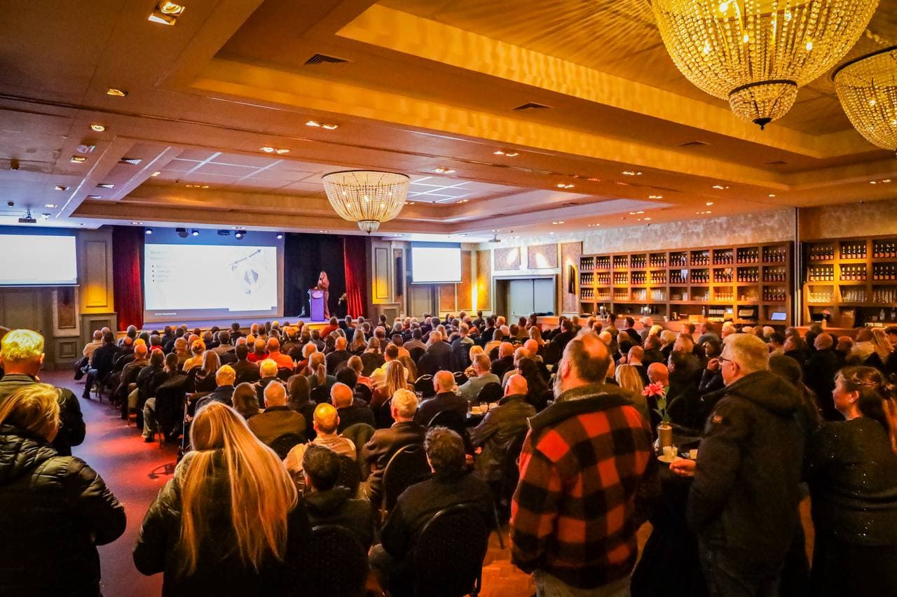 Gemeente presenteert zes modellen voor rondweg Leek-Tolbert en parallelstructuur A7 aan zo'n 200 inw