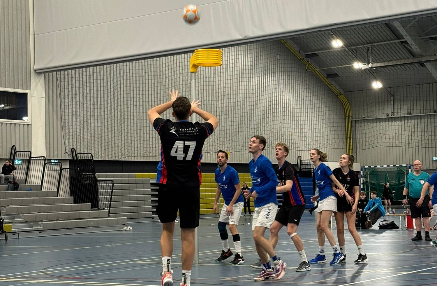 Korfballers KVW ’22 vieren kampioenstitel na overtuigende zege