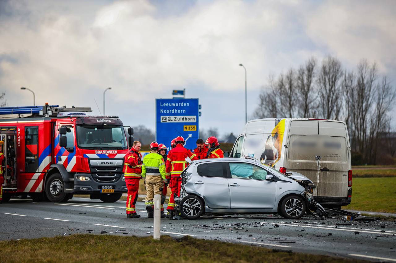 Zware aanrijding met drie voertuigen op Friesestraatweg bij Zuidhorn (Update)