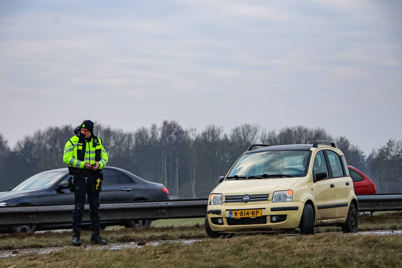 Ongeval door ijzel op A7 bij Lettelbert met forse file tot gevolg