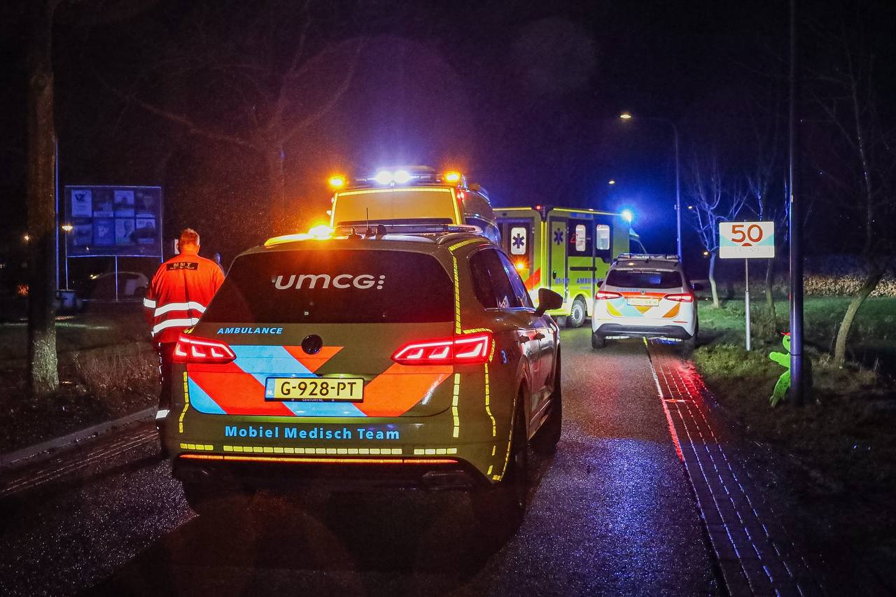 Ernstig gewonde bij botsing tegen boom in Niebert; Mobiel Medisch Team ingezet