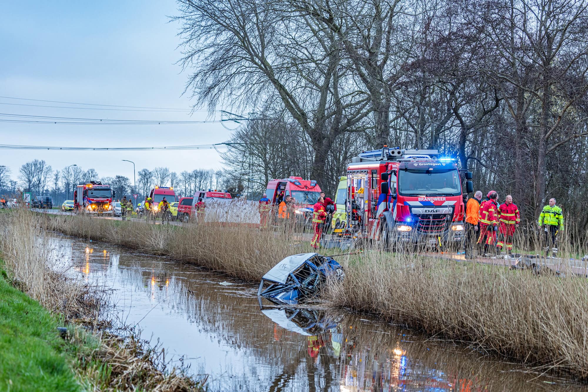 Ernstig gewonde nadat auto te water raakt langs de Kaleweg: politie start onderzoek