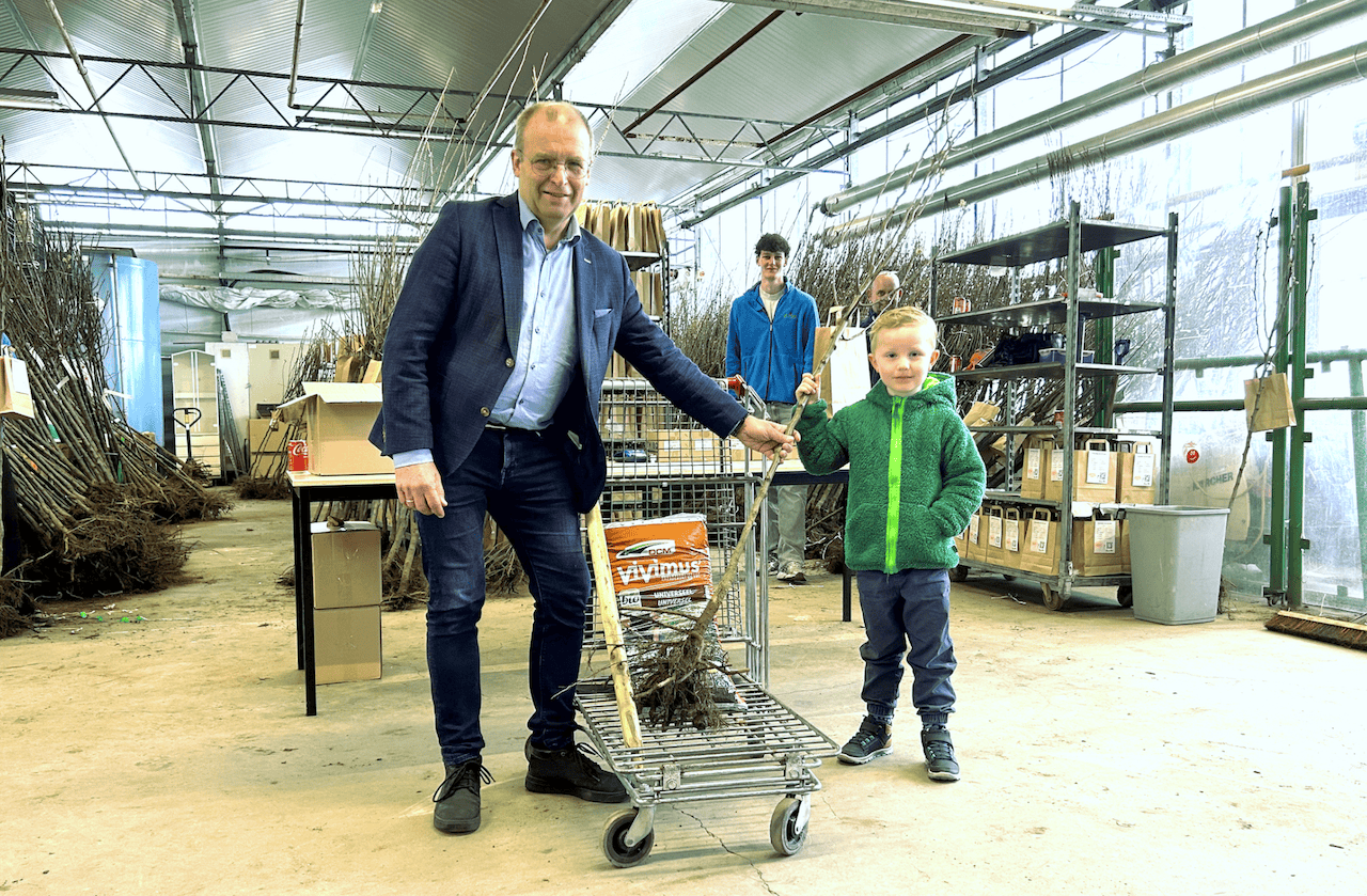 Eerste fruitboom uitgereikt voor project ‘Ieder kind een boom’