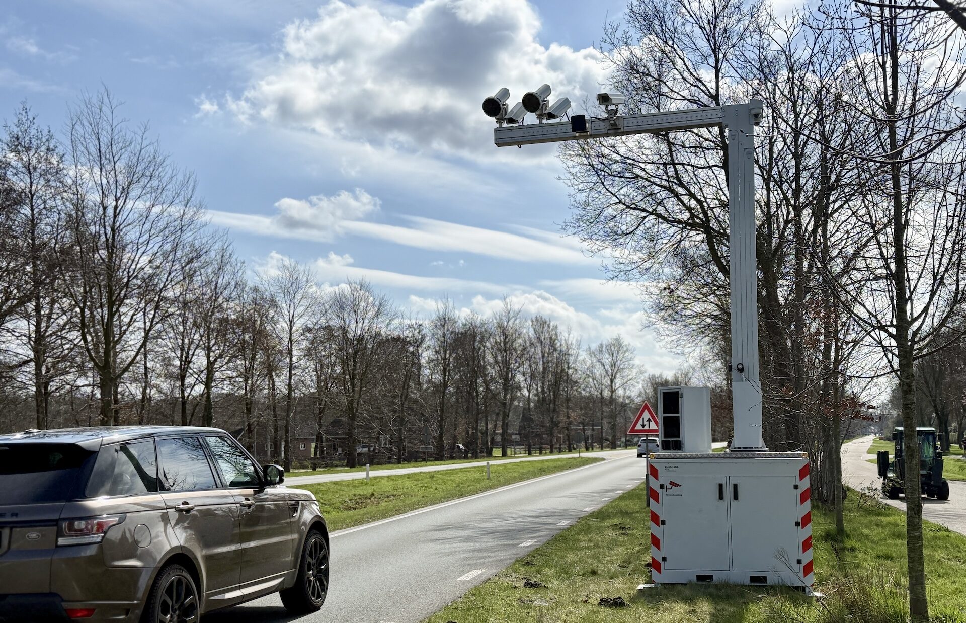 Vanaf vandaag staat er een focusflitser langs de Midwolderweg in Leek: telefoon in de hand kost je €