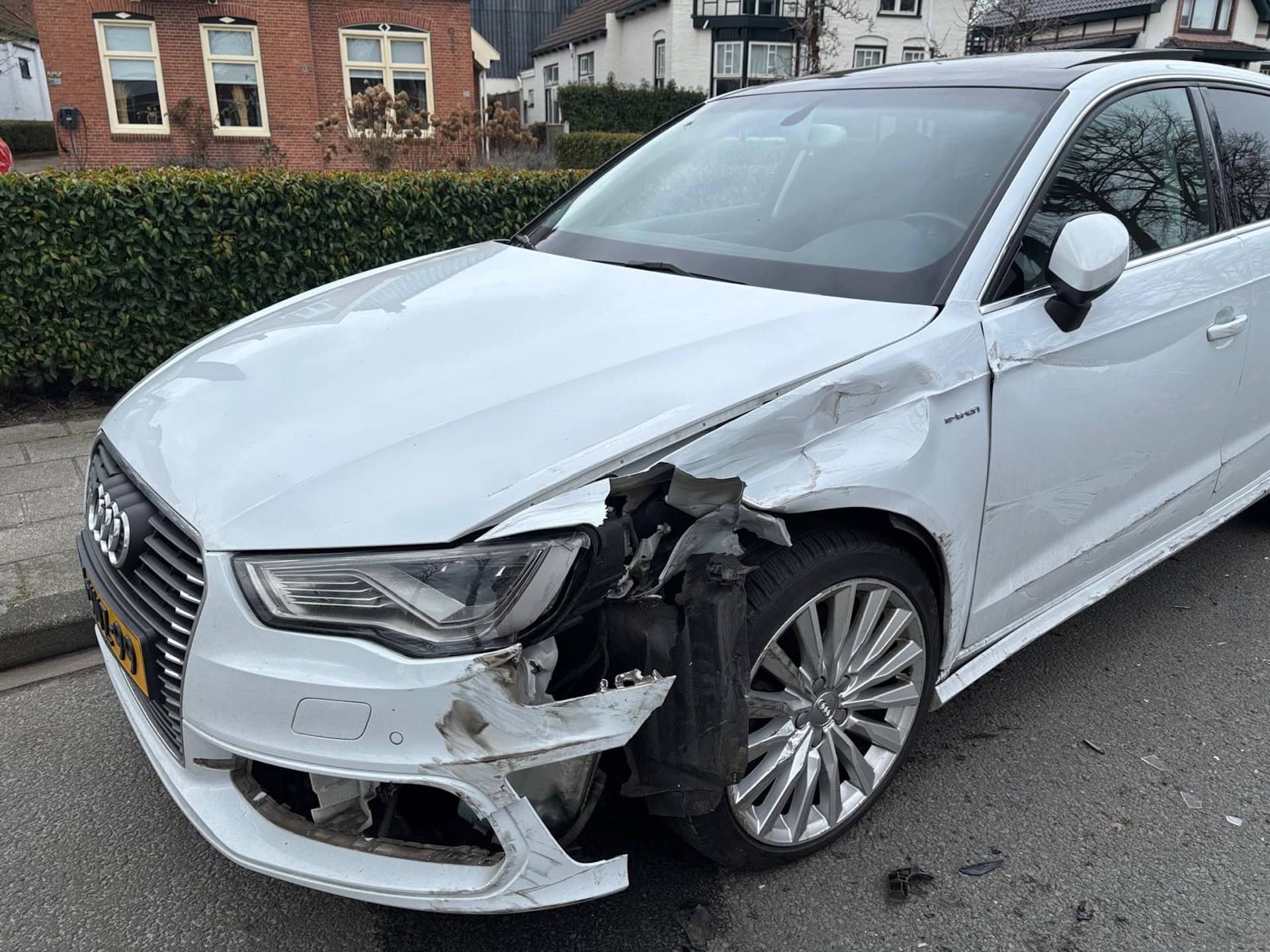 Gevaarlijke situatie in Stationsstraat Grijpskerk: voor tweede keer auto total loss gereden