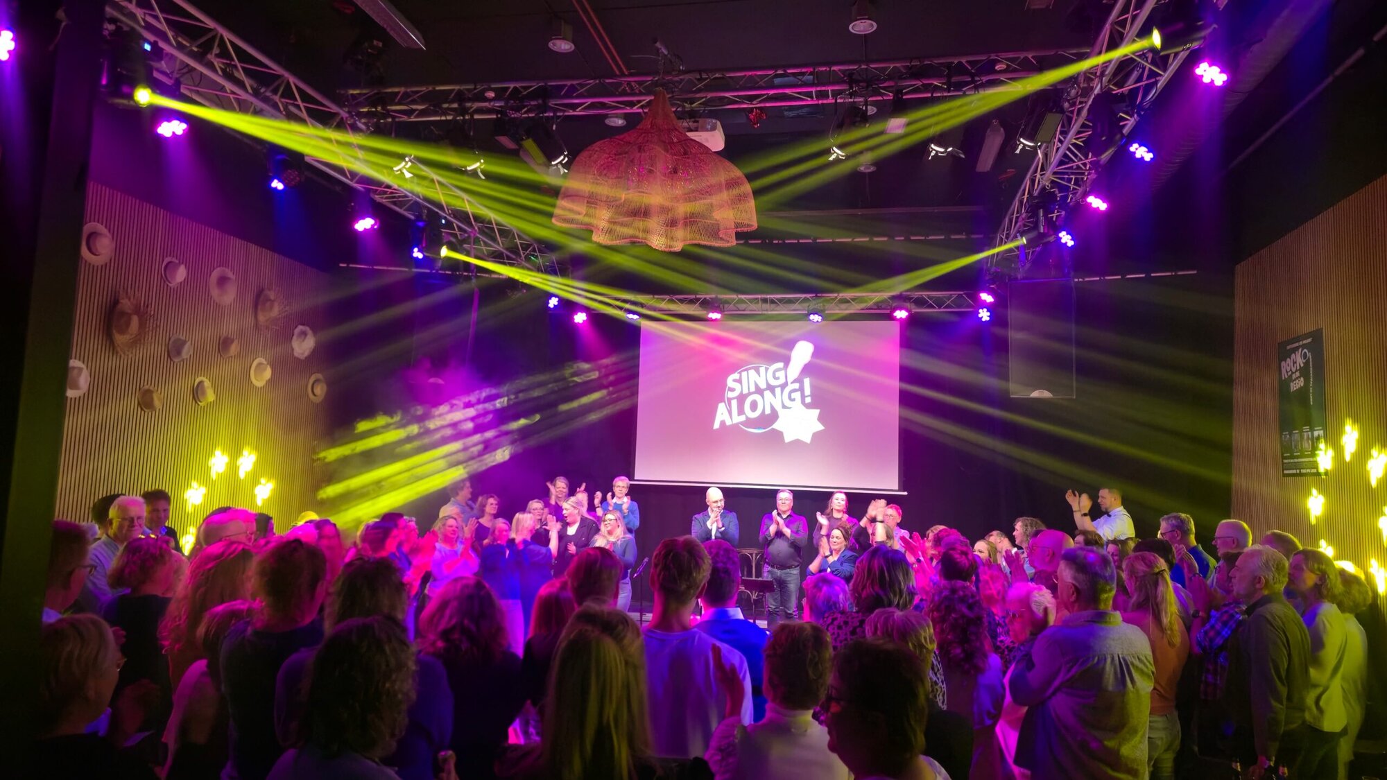 Fantastisch meezingfeest bij Popkoor Leek Singalong: Rodenburg staat op z’n kop