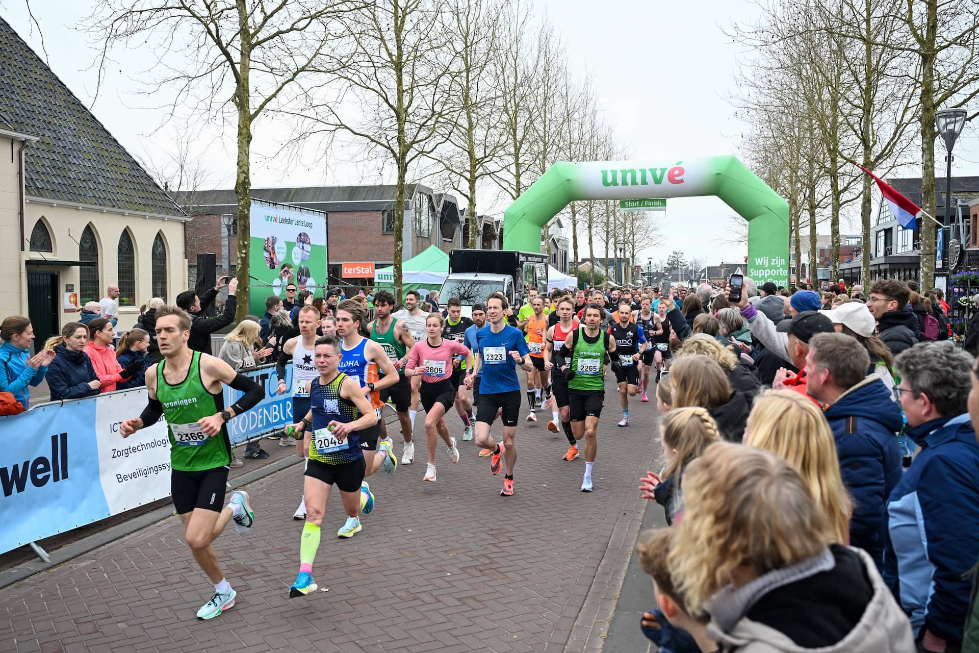 Grijs en frisse 38e editie Univé Leekster Lente Loop met een baanrecord bij de halve marathon (Foto'