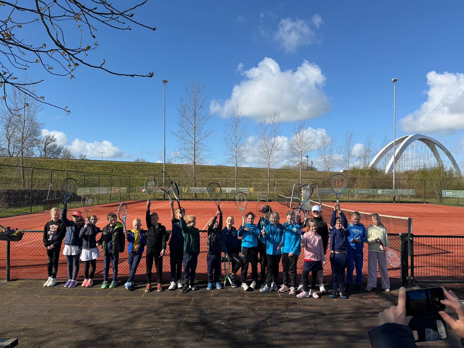 Drukke zondag bij TC Nienoord: jeugdtoss en volle banen in de zon