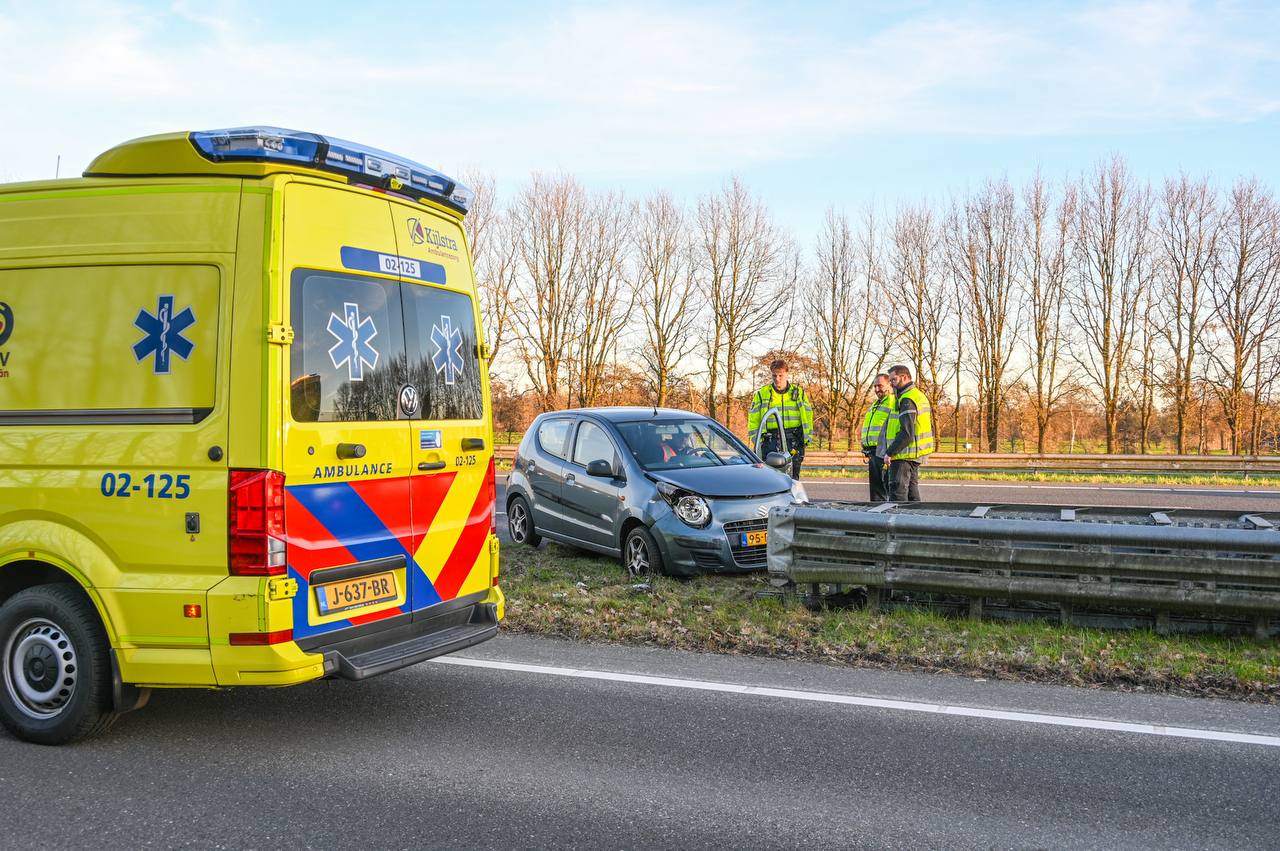 Auto botst tegen vangrail op A7 bij Midwolde, lange file als gevolg