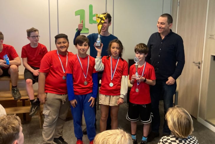 Frank Kloosterman wint basisscholenschaaktoernooi in Leek