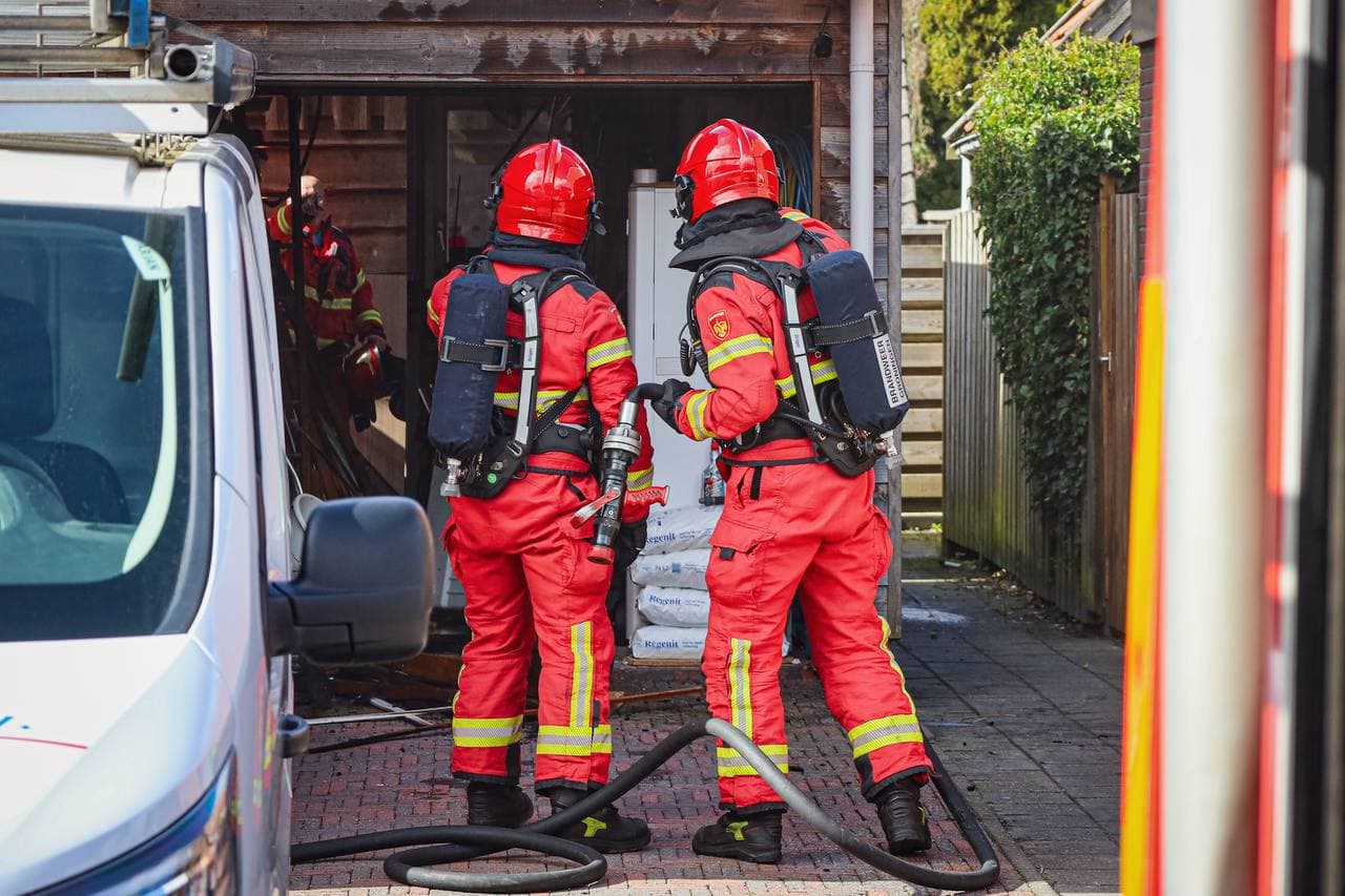 Brandweer Leek gealarmeerd voor brand in garage in Zevenhuizen