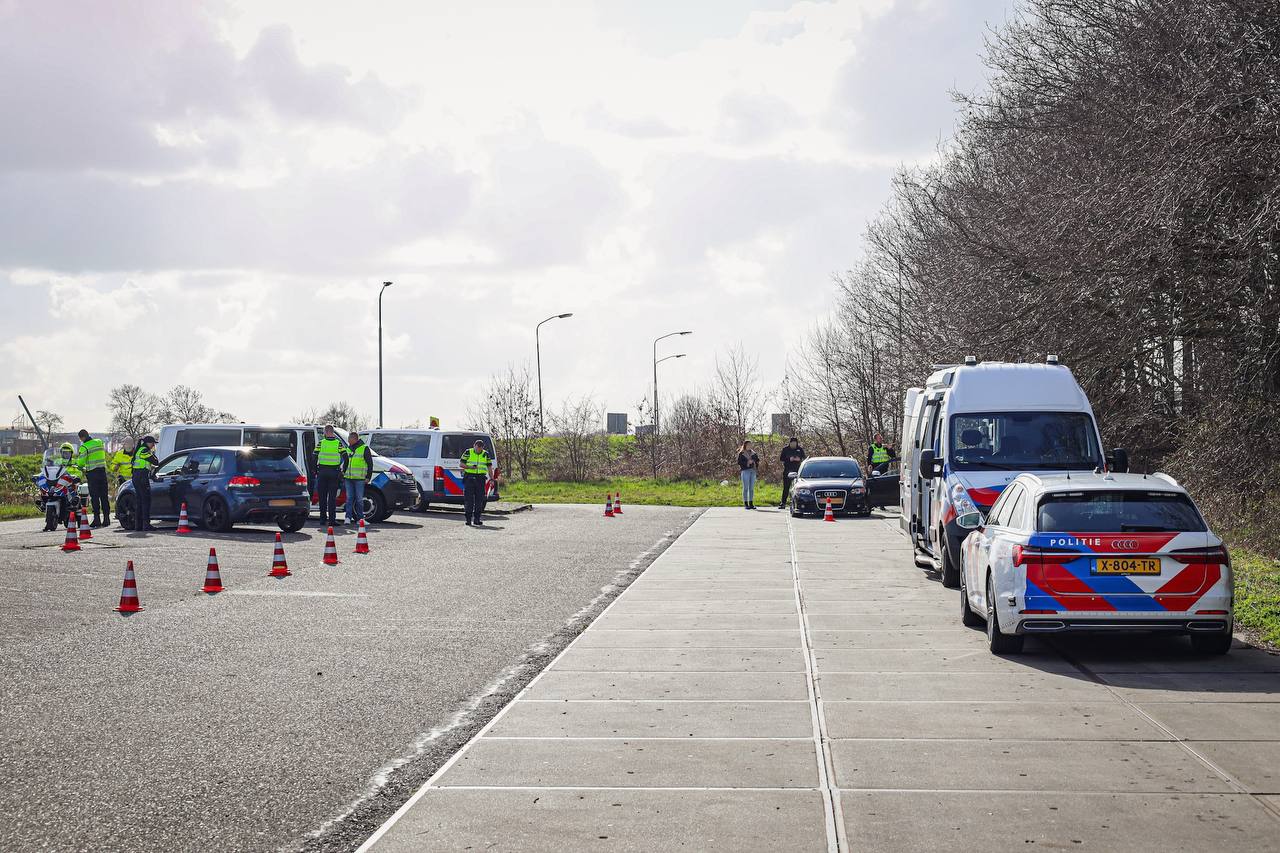 Politie voert geluidsmetingen uit tijdens verkeerscontrole in Leek