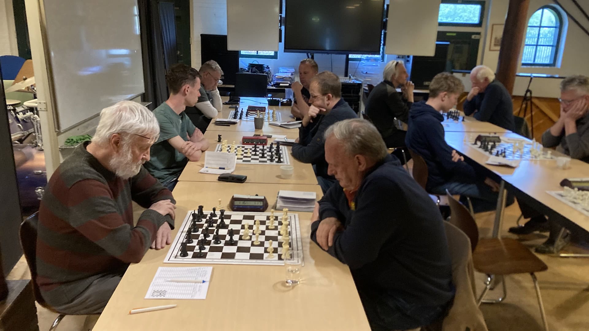 Schaakclub Leek sluit seizoen sterk af: beide teams winnen laatste wedstrijd