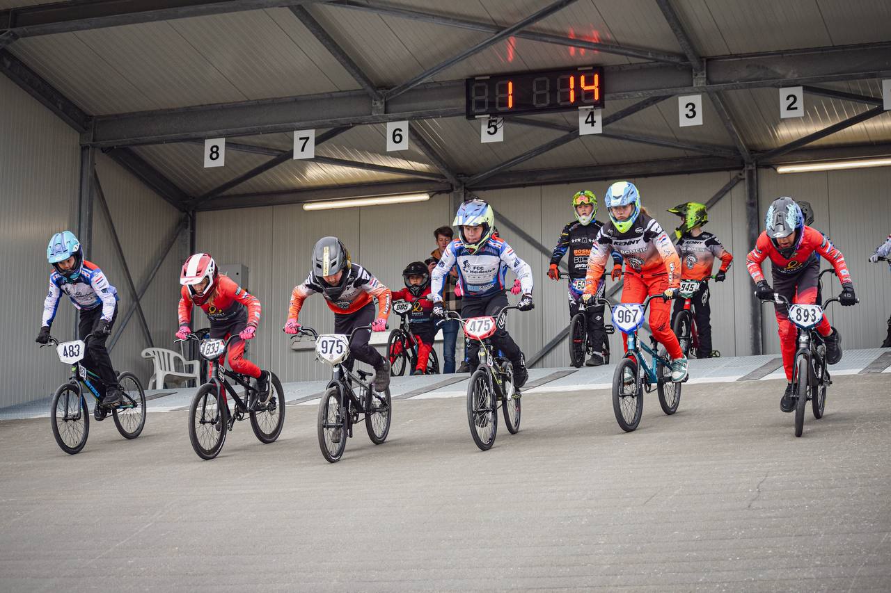 Nieuwe BMX-baan in Zevenhuizen officieel geopend: eerste wedstrijd direct van start