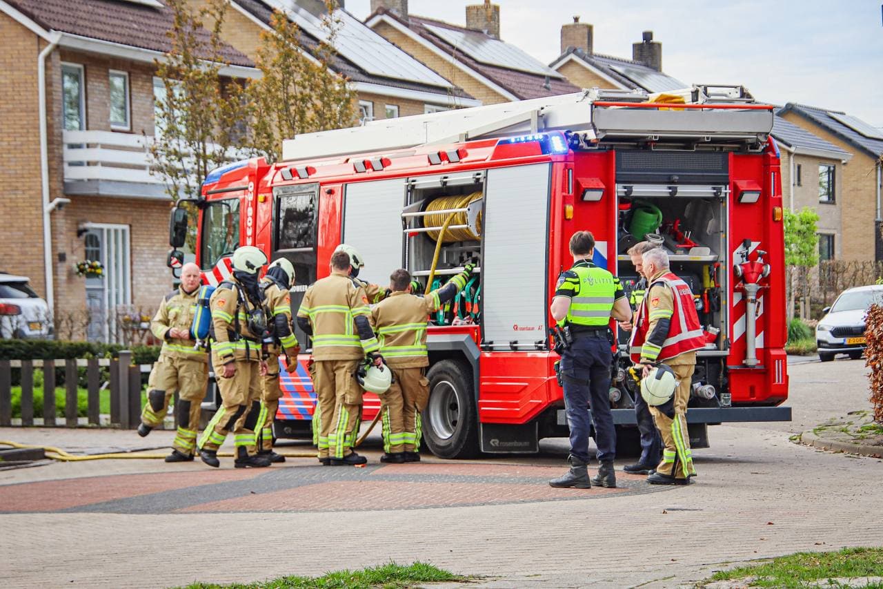 Gasfles in brand aan de Goldbergsingel in Leek; politie sluit omgeving ruim af en brandweer Roden in