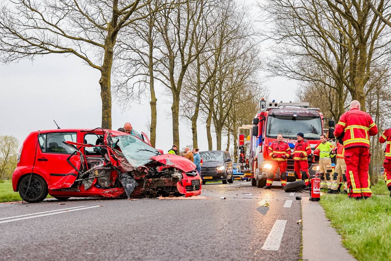 Automobilist botst tegen boom op N388 bij Oldekerk