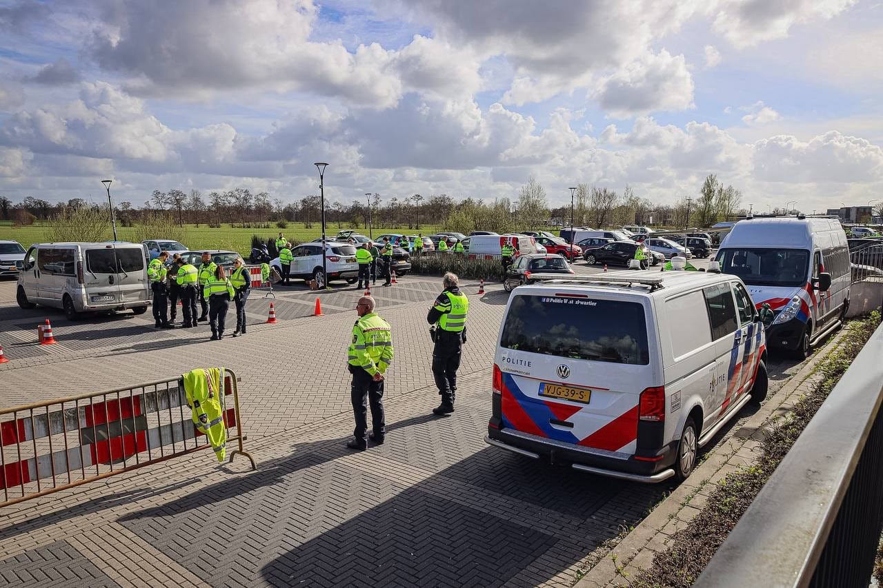 Grote verkeerscontrole bij Leek: 70 handhavers controleren verkeer op A7 en omliggende wegen