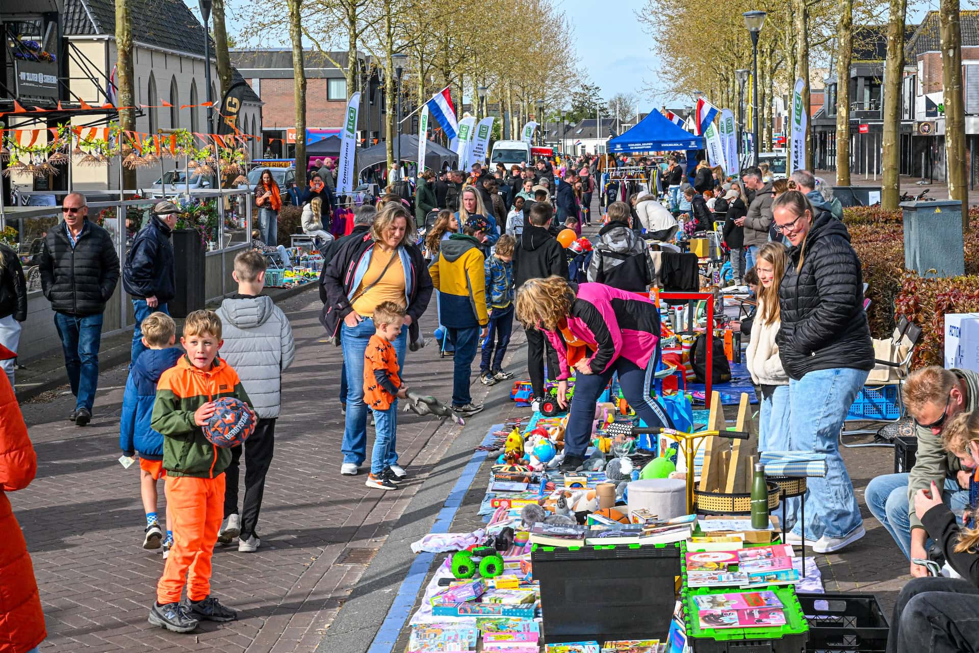 Koningsdag in Leek: kleedjesmarkt trekt volop verkopers en publiek bij mooi weer (Foto’s)