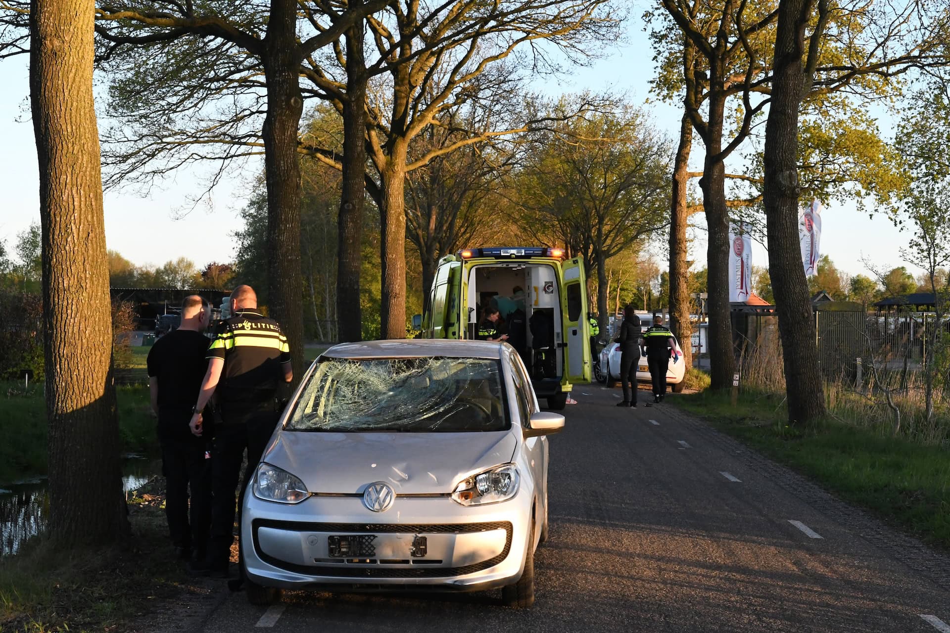 Jonge fietser naar ziekenhuis na botsing met auto op Oudeweg in Nuis