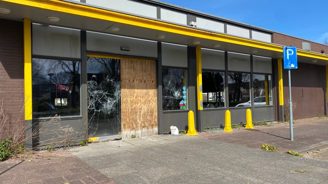 Voormalig Jumbo-pand in Leek doelwit van vandalen terwijl plannen voor woningbouw rijpen
