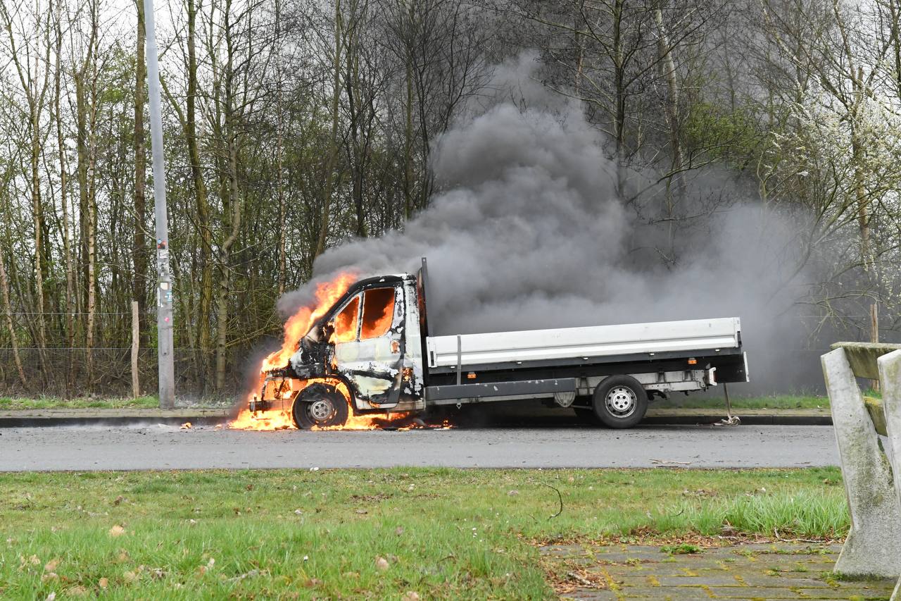 Bestelbus door brand verwoest bij tankstation langs A7 Nuis