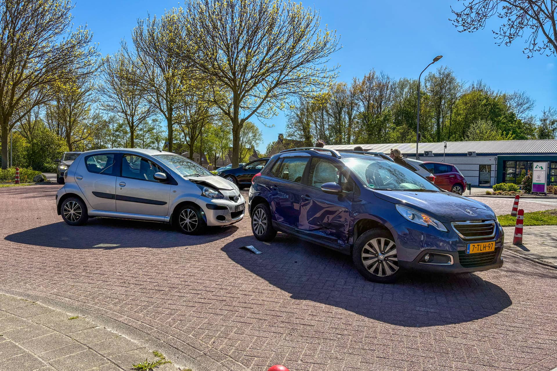 Botsing tussen twee automobilisten op kruispunt in Marum