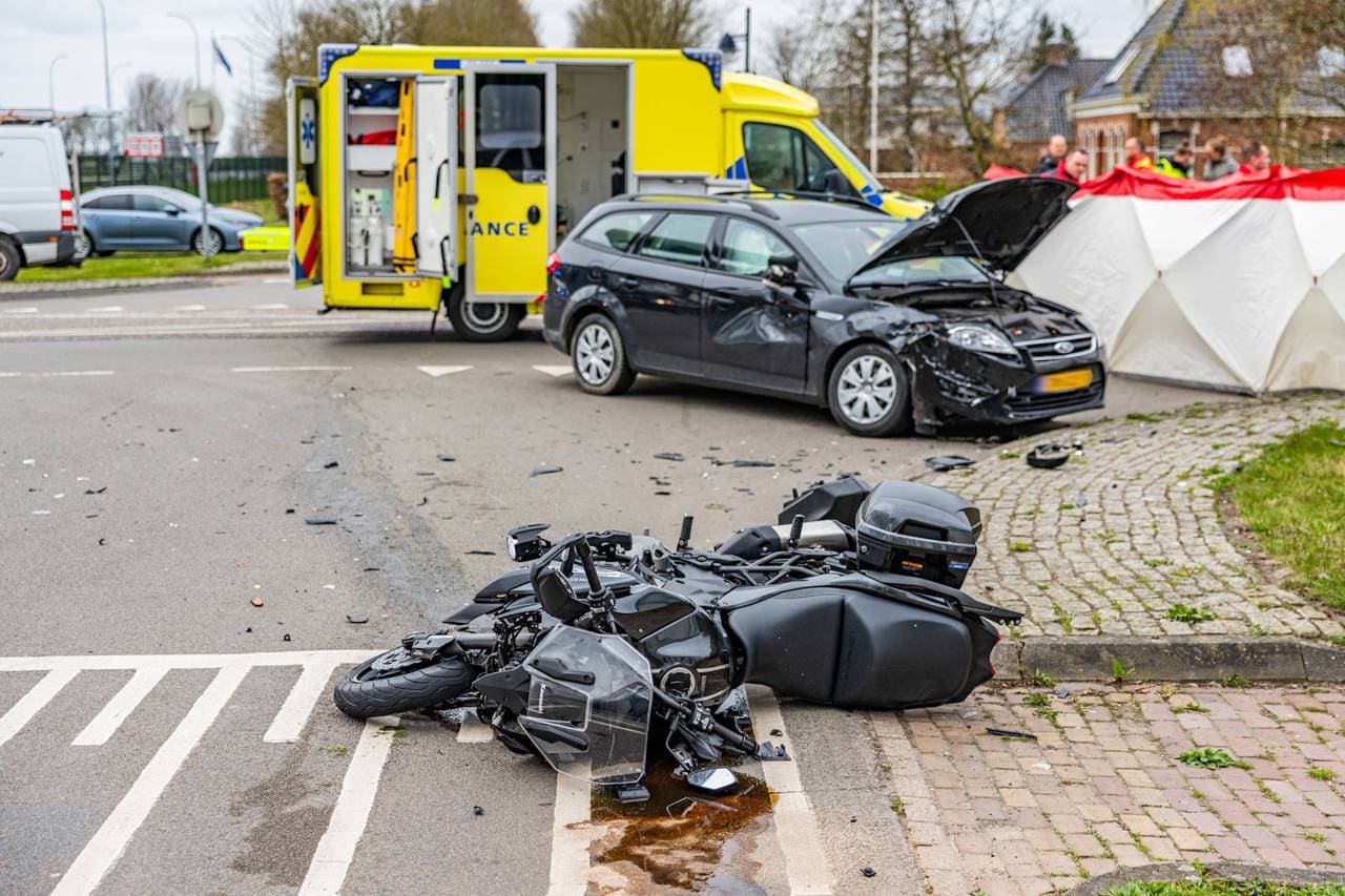 Ernstig ongeval tussen automobilist en motorrijder bij Gaarkeuken: twee gewonden met spoed naar ziek