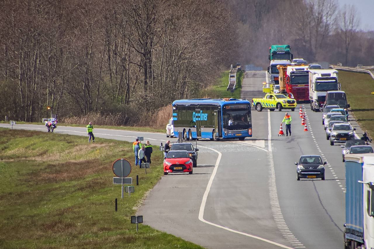 Glasplaat valt van aanhanger en belandt op A7 bij Boerakker; rijstrook en oprit afgesloten
