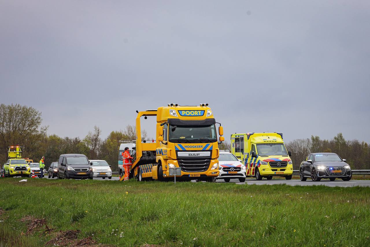 Kop-staartbotsing op A7 bij Oostwold zorgt voor lange file