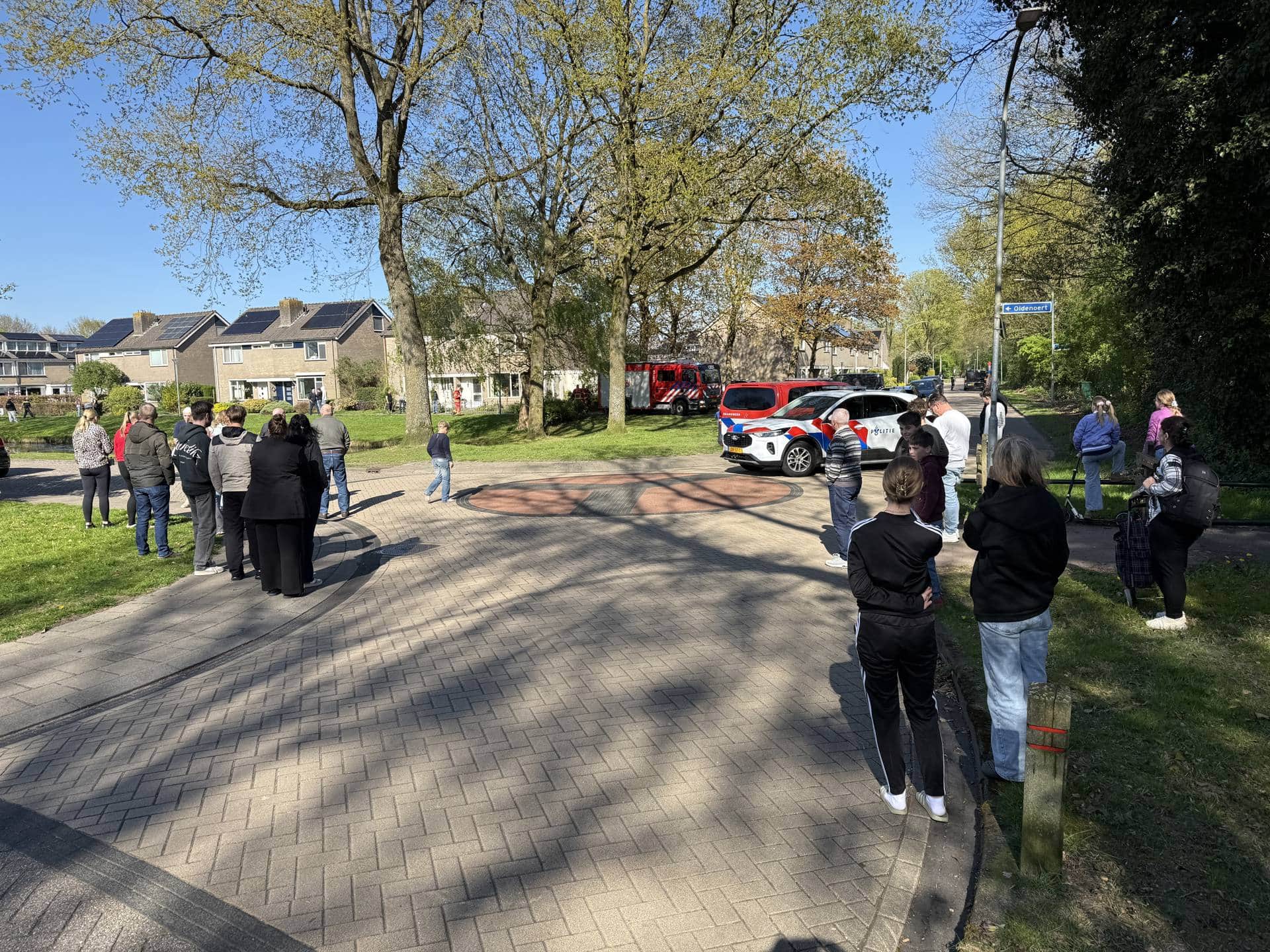 Buurtbewoner blust brand bij woning aan de Beetke van Rasquertstraat in Leek