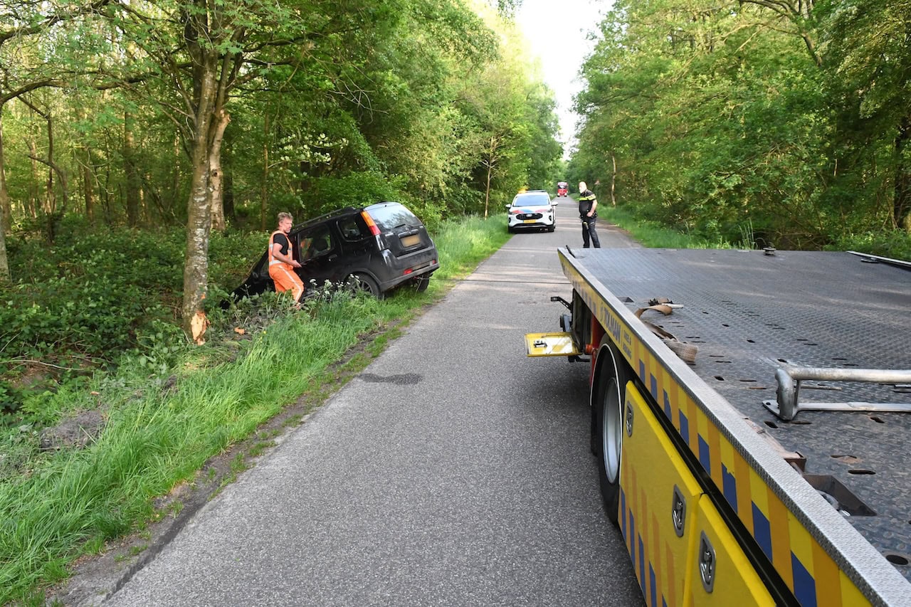 Dronken bestuurder rijdt auto in sloot bij Trimunt