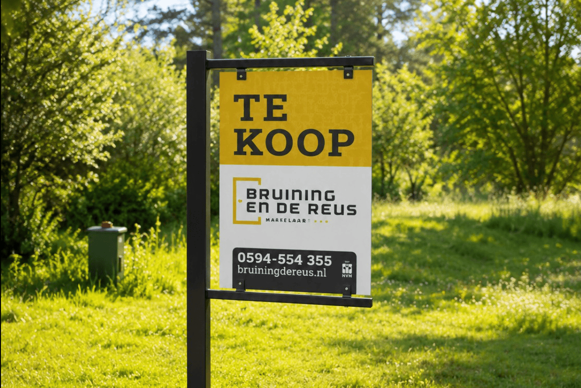 Wie weet iets over verdwenen makelaarsborden in wijk Oostindië in Leek?