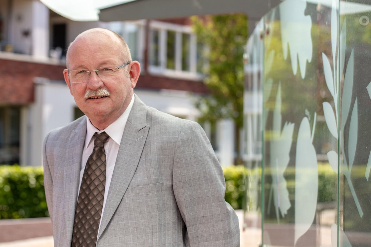 Burgemeester Klaas Smid van Noordenveld stopt per 1 november: ‘Na 35 jaar lokaal bestuur wil ik gas 