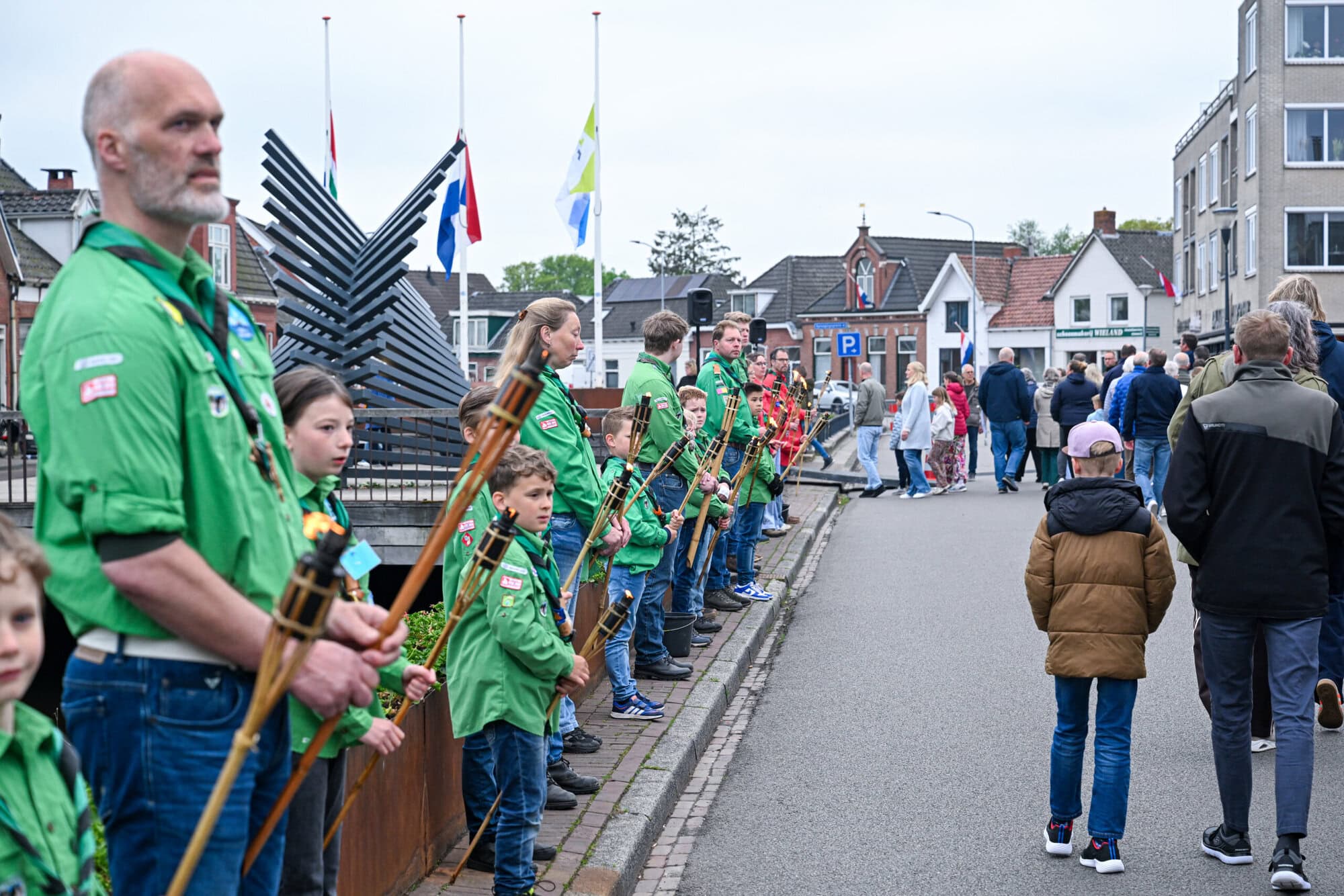 Kransen, gedichten en een bijzondere toespraak bij indrukwekkende dodenherdenking in Leek (Video)