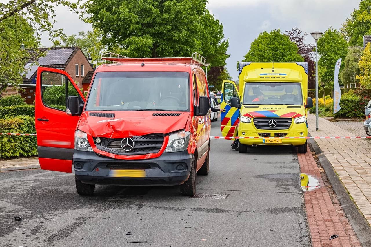 Fietser met spoed naar ziekenhuis na botsing met bedrijfsbus