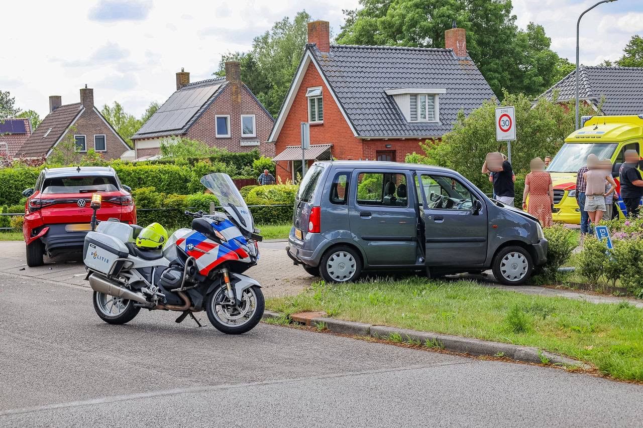 Aanrijding op kruising Euroweg met Boveneind: één persoon naar ziekenhuis