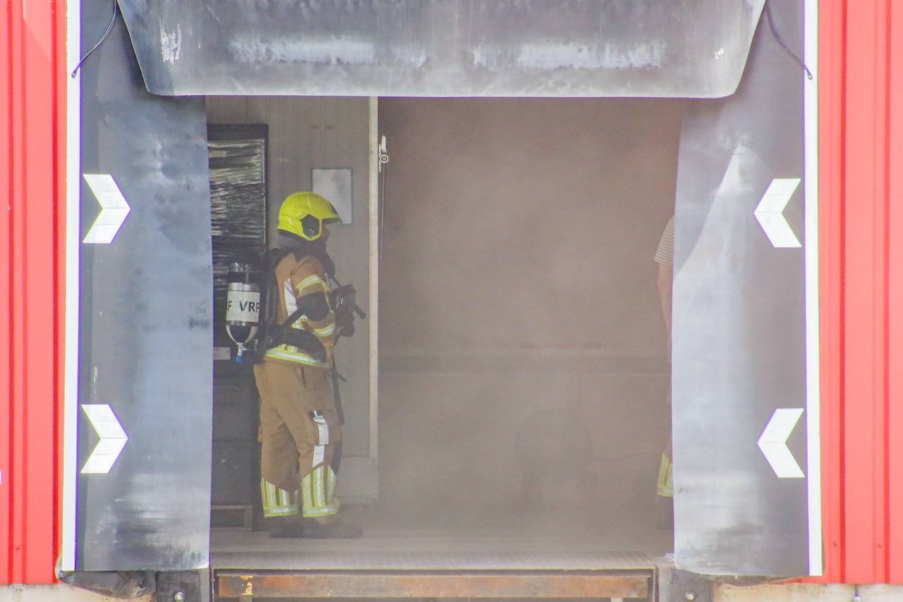Brandweer rukt uit voor ovenbrand in loods in Marum